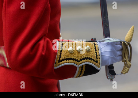 Détail d'officiers supérieurs main gantée avant les funérailles de Margaret Thatcher. Drapé de l'union flag et monté sur un affût de canon, le cercueil de l'ex-Premier ministre britannique, la baronne Margaret Thatcher's coffin se déplace le long de la rue de la flotte vers la Cathédrale St Paul à Londres, Angleterre. Une cérémonie de funérailles avec les honneurs militaires, pas vu depuis la mort de Winston Churchill en 1965, et 2 000 clients VIP (y compris la reine Elizabeth) attendant son cortège. Banque D'Images