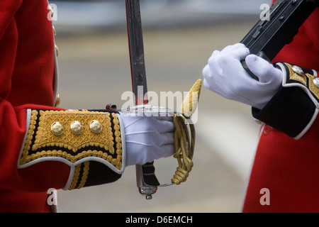 Détail d'officiers supérieurs les mains gantées avant les funérailles de Margaret Thatcher. Drapé de l'union flag et monté sur un affût de canon, le cercueil de l'ex-Premier ministre britannique, la baronne Margaret Thatcher's coffin se déplace le long de la rue de la flotte vers la Cathédrale St Paul à Londres, Angleterre. Une cérémonie de funérailles avec les honneurs militaires, pas vu depuis la mort de Winston Churchill en 1965, et 2 000 clients VIP (y compris la reine Elizabeth) attendant son cortège. Banque D'Images