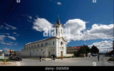 (Afp) - Une archive photo, datée du 19 novembre 2008, présente le clocher d'une église locale avec un pic dans le ciel bleu au-dessus de la ville de Puerto Natales, au Chili. La ville de Puerto Natales avec environ 20 000 habitants est située à l'Ultima-Esperanza et fjord est une destination régulière pour les touristes pour observer et penguines pour visiter la faune locale Banque D'Images