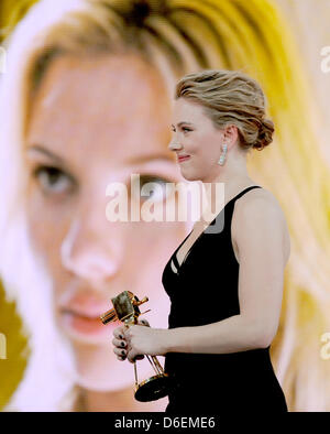 L'actrice Scarlett Johansson nous tient son trophée pour la catégorie "Meilleure actrice internationale' lors de la 47e cérémonie de remise des prix de la caméra d'or à Berlin, Allemagne, 04 février 2012. Le prix honore les réalisations exceptionnelles dans la télévision, le cinéma, et de divertissement. Photo : Maurizio Gambarini Banque D'Images