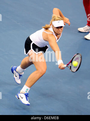 Sabine Lisicki professionnel de tennis allemand passe le ballon lors du match contre la République tchèque Kvitova dans le quart de finale de Fed Cup entre l'Allemagne et la République tchèque à la Porsche Arena de Stuttgart, Allemagne, 05 février 2012. Photo : BERND WEISSBROD Banque D'Images