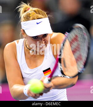 Sabine Lisicki professionnel de tennis allemand passe le ballon lors du match contre la République tchèque Kvitova dans le quart de finale de Fed Cup entre l'Allemagne et la République tchèque à la Porsche Arena de Stuttgart, Allemagne, 05 février 2012. Photo : BERND WEISSBROD Banque D'Images