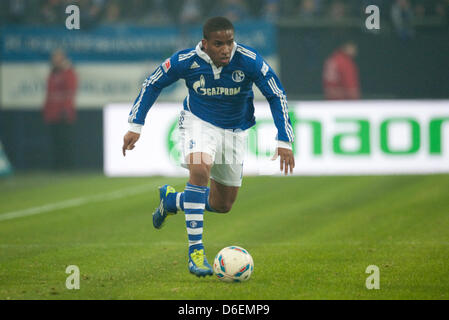 La Jefferson Farfan Schalke passe le ballon au cours de la Bundesliga match entre le FC Schalke 04 et 1. FSV Mainz 05 au VeltinsArena à Gelsenkirchen, Allemagne, 04 février 2012. Le match s'est terminé 1-1. Photo : BERND THISSEN Banque D'Images