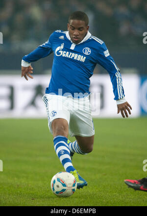 La Jefferson Farfan Schalke passe le ballon au cours de la Bundesliga match entre le FC Schalke 04 et 1. FSV Mainz 05 au VeltinsArena à Gelsenkirchen, Allemagne, 04 février 2012. Le match s'est terminé 1-1. Photo : BERND THISSEN Banque D'Images