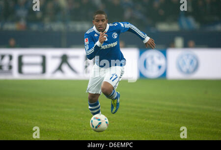 La Jefferson Farfan Schalke passe le ballon au cours de la Bundesliga match entre le FC Schalke 04 et 1. FSV Mainz 05 au VeltinsArena à Gelsenkirchen, Allemagne, 04 février 2012. Le match s'est terminé 1-1. Photo : BERND THISSEN Banque D'Images