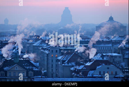 Les cheminées sont fumeurs devant le Monument de la Bataille des nations à Leipzig, Allemagne, 06 février 2012. Le temps reste froid en Allemagne. Photo : JAN WOITAS Banque D'Images