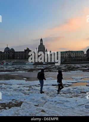 Les gens à pied sur les rives de l'Elbe à Dresde, Allemagne, 05 février 2012. Les glaces dérivantes nage après l'église de Notre-Dame. Photo : Matthias Hiekel Banque D'Images