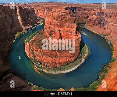 Le Horseshoe Bend, un méandre en forme de fer à cheval du Colorado, est vu près de la ville de Page, Arizona, USA, 21 septembre 2011. Il est situé à cinq kilomètres en aval du barrage de Glen Canyon et du Lac Powell au sein de Glen Canyon National Recreation Area.. Il peut être consulté à partir de la falaise au-dessus. Photo : Wolfgang Thieme Banque D'Images