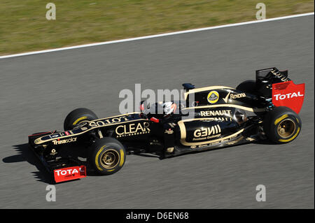 Pilote de formule 1 finlandais Kimi Raikkonen de Lotus steers sa nouvelle E20 race car après le dévoilement de la voiture pour la prochaine saison de Formule 1 au Jerez à Jerez de la Frontera, Espagne, 06 février 2012. Photo : David Ebener Banque D'Images