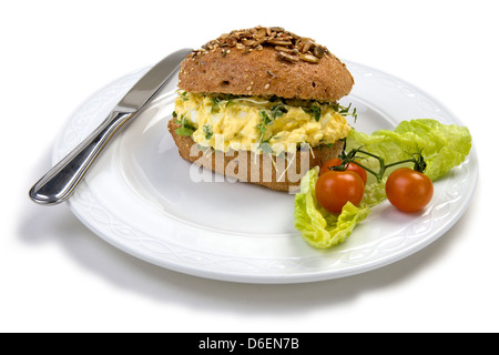 Le cresson en salade avec rouleau brun Banque D'Images