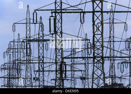 (Afp) - Un fichier photo datée du 16 septembre 2011 montre les réseaux électriques à Schwerin, Allemagne. Les Grids brave même temps très froid. Photo : Jens Buettner Banque D'Images