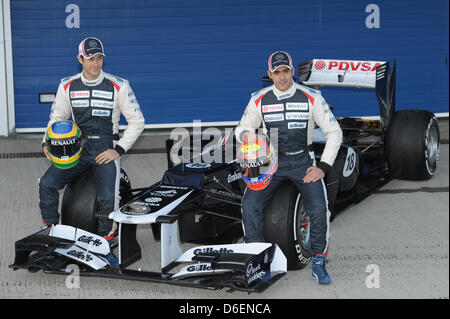 Pilote de Formule 1 brésilien Bruno Senna (L) et du pilote vénézuélien Pastor Maldonado dévoiler la nouvelle Williams FW34 pour la prochaine saison de Formule 1 au Jerez à Jerez de la Frontera, Espagne du Sud, 07 février 2012. Photo : David Ebener Banque D'Images