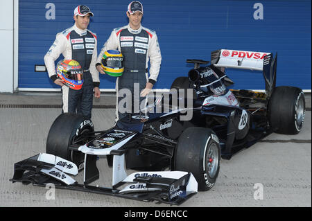 Pilote de Formule 1 brésilien Bruno Senna (R) et du pilote vénézuélien Pastor Maldonado dévoiler la nouvelle Williams FW34 pour la prochaine saison de Formule 1 au Jerez à Jerez de la Frontera, Espagne du Sud, 07 février 2012. Photo : David Ebener Banque D'Images
