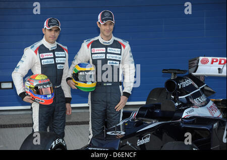 Pilote de Formule 1 brésilien Bruno Senna (R) et du pilote vénézuélien Pastor Maldonado dévoiler la nouvelle Williams FW34 pour la prochaine saison de Formule 1 au Jerez à Jerez de la Frontera, Espagne du Sud, 07 février 2012. Photo : David Ebener Banque D'Images