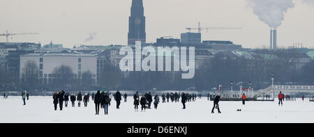 Les piétons marchent sur l'Alster extérieur congelé à Hambourg, Allemagne, 07 février 2012. L'Alster extérieur congelés pourraient être utilisés à vos risques et périls depuis hier. Dans certains endroits, la glace est de 18 cm d'épaisseur. Photo : MALTE CHRÉTIENS Banque D'Images