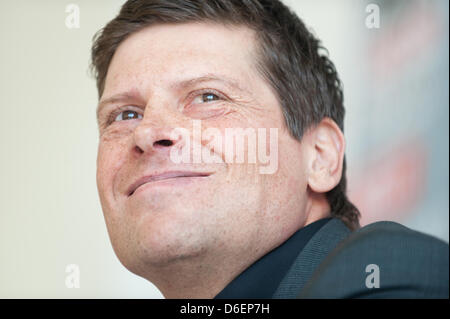 Ancien cycliste professionnel Jan Ullrich sourit lors d'une conférence de presse d'un promoteur à Bielefeld, Allemagne, 08 février 2012. Le 09 février 2012 la Cour internationale d'arbitrage du Sport (TAS) annoncera son verdict dans l'affaire Ullrich. Les juges ont à décider d'ouvrir à nouveau le temps des procédures contre Ullrich pour dopage. Photo : BERND THISSEN Banque D'Images