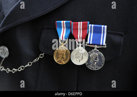 Un policier avec son long service des médailles à l'enterrement de la Baronne Thatcher. Banque D'Images