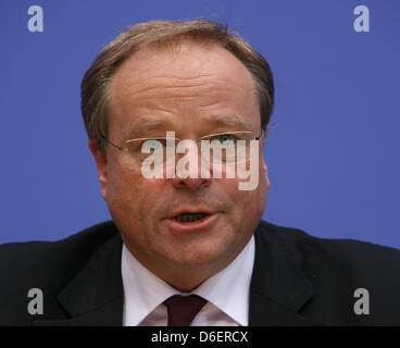 Le ministre allemand de la coopération économique et du Développement Dirk Niebel (FDP) prend la parole à la conférence de presse à Berlin, Allemagne, 09 février 2012. Niebel a présenté la nouvelle stratégie d'enseignement de l'allemand à la politique d'aide au développement. Photo : STEPHANIE PILICK Banque D'Images