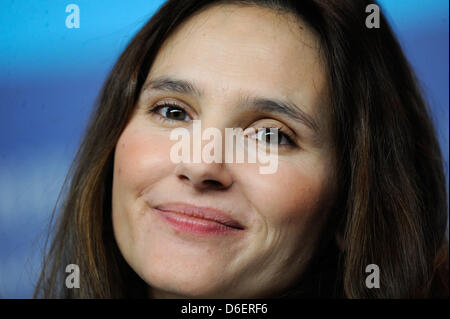 L'actrice française Virginie Ledoyen assiste à une conférence de presse pour le film "Adieu ma Queen' (Les adieux a la reine) au cours de la 62e édition du Festival International du Film de Berlin, à Berlin, Allemagne, 09 février 2012. Le film est présenté en compétition à la 62e Berlinale allant du 09 au 19 février. Photo : Maurizio Gambarini dpa/lbn Banque D'Images