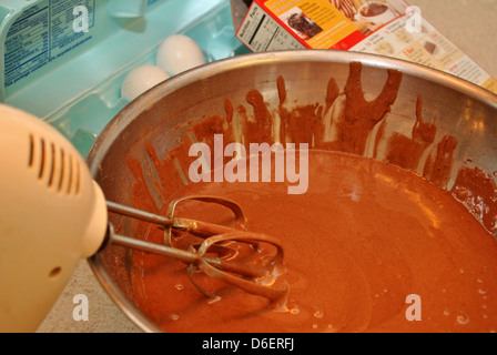 Le mélange d'un mélange à gâteau au chocolat Banque D'Images