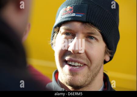 L'allemand Sebastian Vettel, pilote de Formule 1 de Red Bull parle aux journalistes après la session de formation pour la prochaine saison de Formule 1 au Jerez à Jerez de la Frontera, Espagne du Sud, 09 février 2012. Photo : David Ebener dpa Banque D'Images