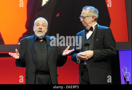 Le président du jury et directeur Britannique Mike Leigh (L) et directeur du festival de la Berlinale Dieter Kosslick vu sur scène pendant le gala d'ouverture du 62e Festival International du Film de Berlin, à Berlin, Allemagne, 09 février 2012. La 62e Berlinale a lieu du 09 au 19 février. Photo : Maurizio Gambarini dpa  + + +(c) afp - Bildfunk + + + Banque D'Images