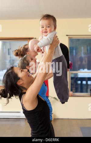 Les mères et les bébés en cours de Banque D'Images