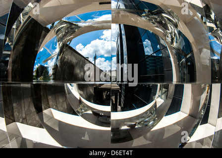 Urban abstract la réflexion. La réflexion de la construction dans un miroir de forme irrégulière. Photographié à Tel Aviv, Israël Banque D'Images