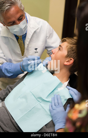 Dentiste et l'infirmière l'examen de bouche du patient Banque D'Images