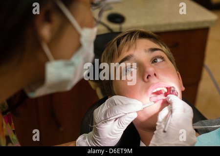 Nurse examining dental bouche du patient Banque D'Images