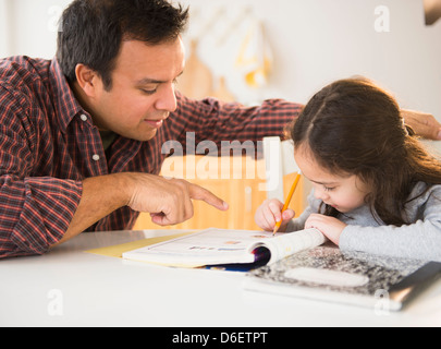 Father helping daughter with Homework Banque D'Images