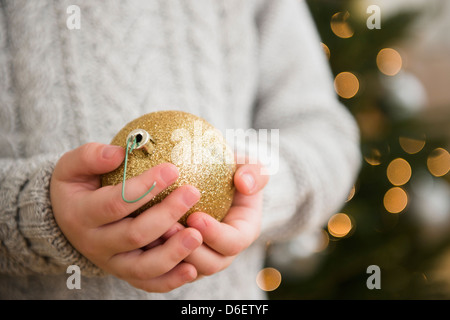 Caucasian girl holding Christmas ornament Banque D'Images