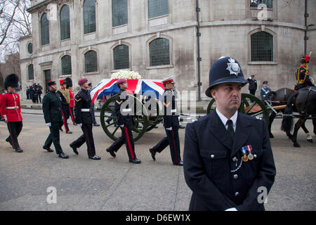 Funérailles de l'ancien premier ministre Margaret Thatcher. Un affût de canon tiré par des chevaux transportant le cercueil quitte St Clement Danes Church. Banque D'Images