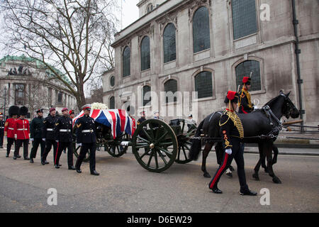 Funérailles de l'ancien premier ministre Margaret Thatcher. Un affût de canon tiré par des chevaux transportant le cercueil quitte St Clement Danes Church. Banque D'Images