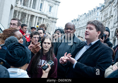 Londres, Royaume-Uni - 17 avril 2013. Les gens se rassemblent près de St Pauls de discuter ensemble sur la politique, l'économie et l'héritage de Thatcher Margaret Thatcher lors de funérailles à Londres. Credit : Piero Cruciatti/Alamy Live News Banque D'Images