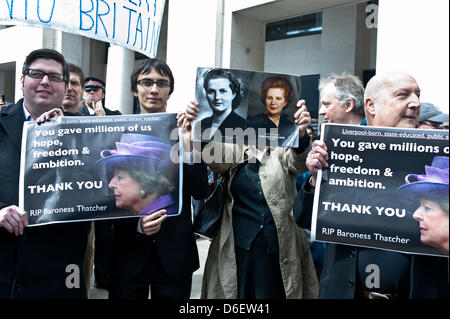 Londres, Royaume-Uni - 17 avril 2013. Les gens tiennent des pancartes en souvenir de Margaret Thatcher lors de ses funérailles à St.Paul's Cathedral à Londres. Credit : Piero Cruciatti/Alamy Live News Banque D'Images