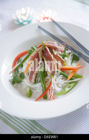 Steaks de thon poêlé sur nouilles de riz avec légumes et sauce Thaï râpé Banque D'Images