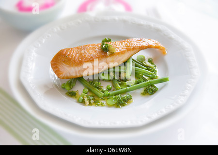 Filet de saumon poêlé servi sur un lit de haricots verts mixtes Banque D'Images