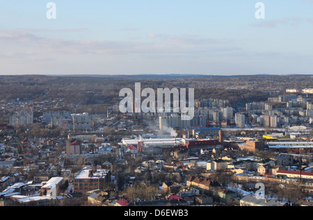 Vue sur la partie moderne de Lviv de Zamkova hora au winter Banque D'Images