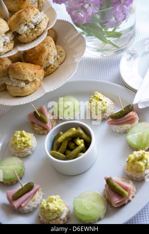 Mini sandwiches ouverts avec cornichons Banque D'Images