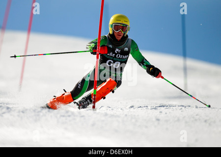 Un skieur alpin à une porte tandis que la course sur le slalom. Banque D'Images