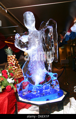 Sculpture de glace en forme d'ange sur le buffet d'un navire de croisière Banque D'Images