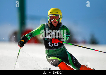 Un gros plan d'un skieur alpin devant un portail lors de courses sur un slalom. Banque D'Images