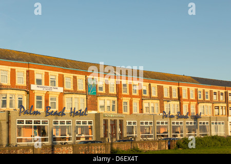 Soir d'été, soleil sur le Palm Beach Hotel, un hôtel de bord de mer de Blackpool sur New South Promenade. Banque D'Images