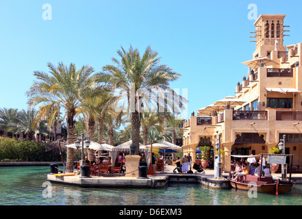 Restaurant en plein air à Madinat Jumeirah, Dubaï, Émirats Arabes Unis Banque D'Images