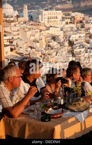 Un dîner au restaurant avec vue sur la caldeira sur l'île grecque de Santorin ou Thira, Cyclades, Grèce Banque D'Images