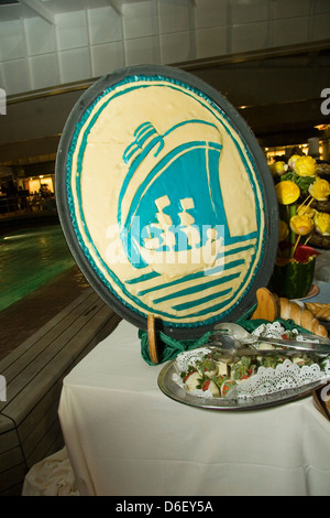 Plaque à pâtisserie sur le buffet de desserts d'un navire de croisière Banque D'Images