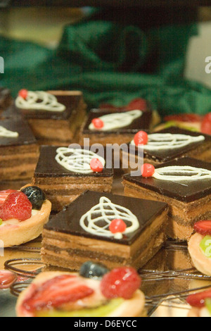 Mini gâteaux et tartes sur le buffet de desserts d'un navire de croisière Banque D'Images