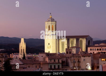 Cathédrale de Gérone et de l'église Sant Feliu au crépuscule, Gérone, Espagne Banque D'Images