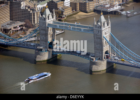 Vue aérienne depuis le sommet du célèbre Tower Bridge de Shard et de la Tamise haute vitesse Clipper Thames transports publics à Pool of London, Angleterre, Royaume-Uni Banque D'Images